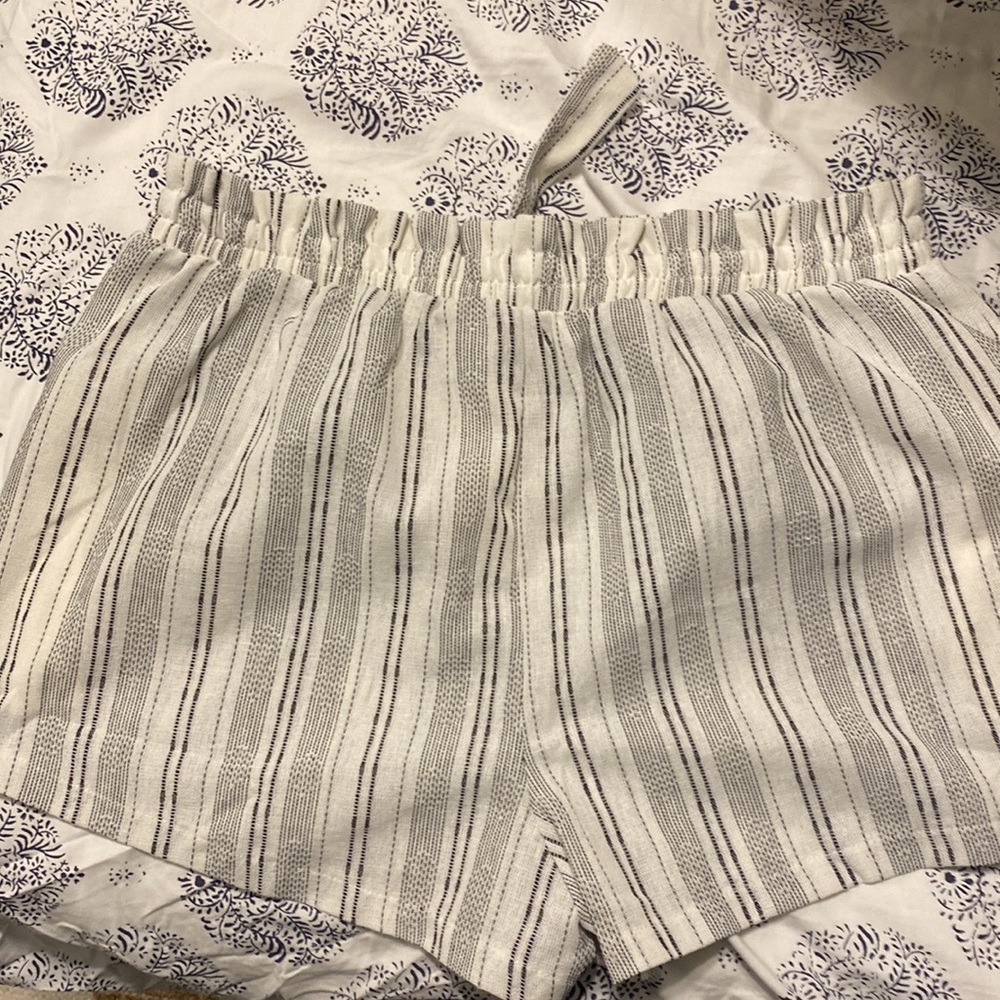 Shorts - Picture 2 of 4